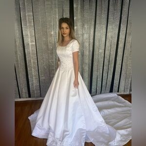 Long sleeve size 4 bridal wedding long train gown brand new